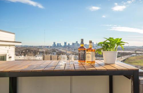Talbot's Corner Casa | Jack Daniels House with Rooftop Golf, City views! 8min to Whiskey Row! Sleeps 10!