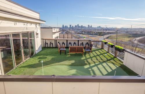 Talbot's Corner Casa | Jack Daniels House with Rooftop Golf, City views! 8min to Whiskey Row! Sleeps 10!