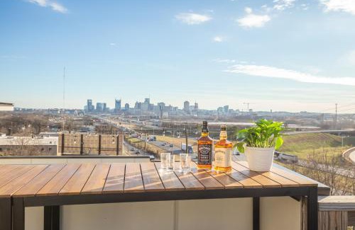 Talbot's Corner Casa | Jack Daniels House with Rooftop Golf, City views! 8min to Whiskey Row! Sleeps 10!