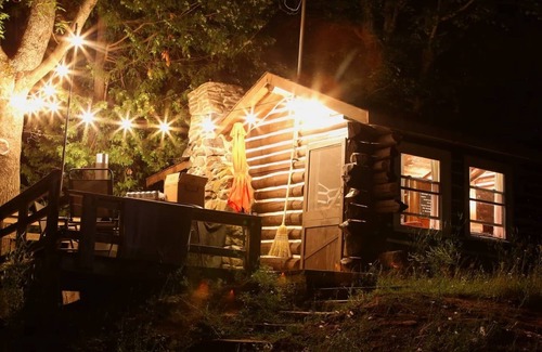North Frontenac Cabina | Jack Pine Cabin- North Frontenac Lodge Rustic Cabin