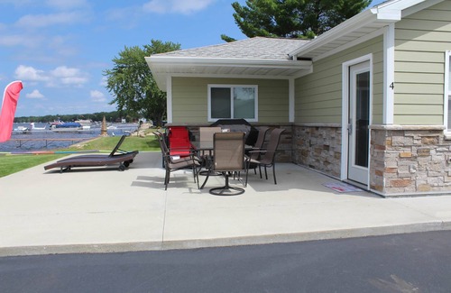 Prudenville Cabina | Jack's on the Bay, 2 Bedroom/2 Bath Lake Front