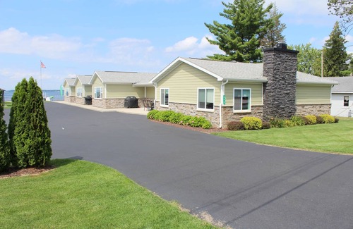 Prudenville Cabina | Jack's on the Bay, 2 Bedroom/2 Bath Lake Front