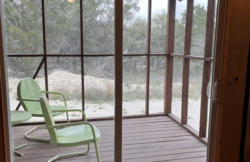Wimberley Cabina | Jackrabbit Cabin is a quiet Hill Country retreat with vistas and dark skies.