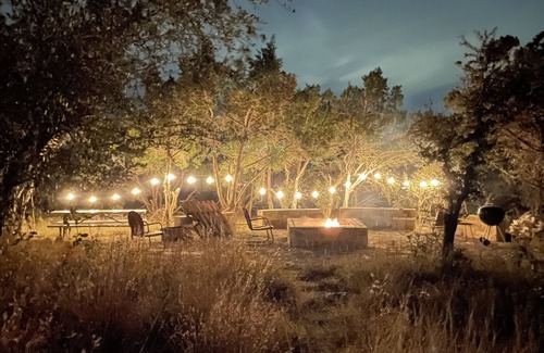 Wimberley Cabina | Jackrabbit Cabin is a quiet Hill Country retreat with vistas and dark skies.