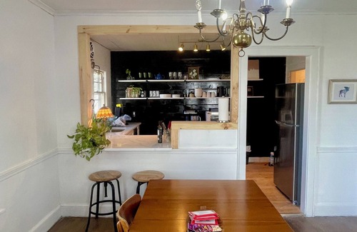 Middletown Casa | Jackson's House, mid-century modern retreat. Central location, spacious home