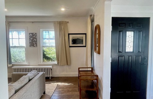 Middletown Casa | Jackson's House, mid-century modern retreat. Central location, spacious home