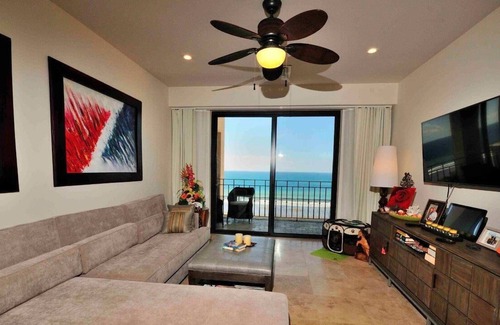 Barrio Los Faroles Condominio | Jaco Beach Front Condo in 5-star resort!