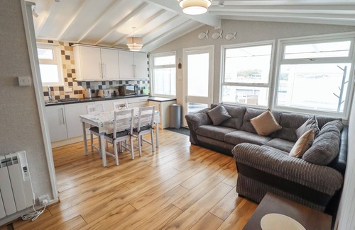 Anderby Creek Casa | JACOB'S RETREAT, pet friendly, with a garden in Chapel St Leonards