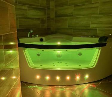 Erzsebetvaros Apartamento | Jacuzzi and privacy with 2 balconies and FREE garage