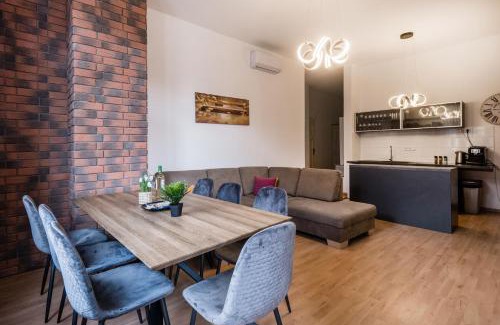Erzsebetvaros Apartamento | Jacuzzi and privacy with 2 balconies and FREE garage