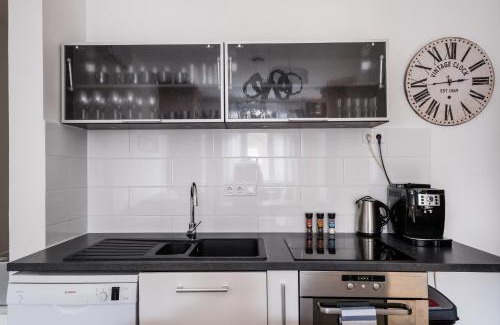 Erzsebetvaros Apartamento | Jacuzzi and privacy with 2 balconies and FREE garage