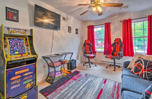 Tobyhanna Casa | Jacuzzi and Resort Amenities Tobyhanna Family Home!