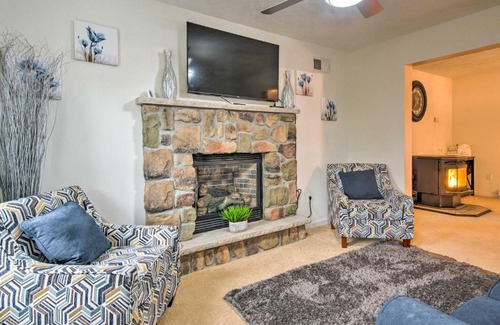 Tobyhanna Casa | Jacuzzi and Resort Amenities Tobyhanna Family Home!