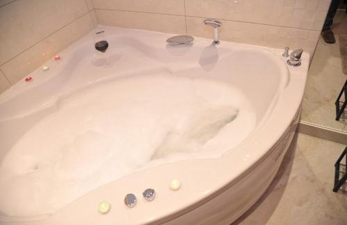 Cacak Apartamento | Jacuzzi Apartman De Lux - Cacak
