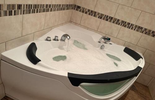 Rhondda Apartamento | Jacuzzi for two cwtch