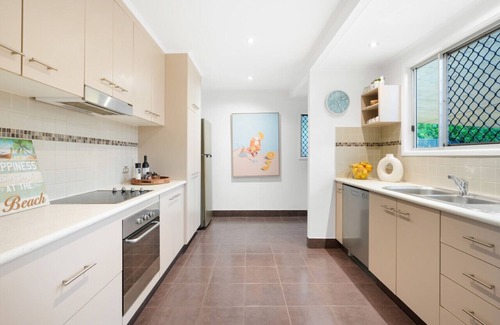 Southport Casa | jACUZZi gARDeNs! Spa - Fire Pit - Swings - Parking