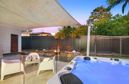 Southport Casa | jACUZZi gARDeNs! Spa - Fire Pit - Swings - Parking
