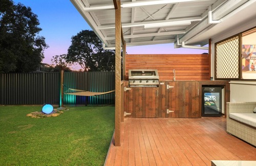 Southport Casa | jACUZZi gARDeNs! Spa - Fire Pit - Swings - Parking