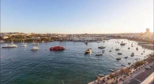 Sliema Apartamento | Jacuzzi Luxury Seafront Sliema