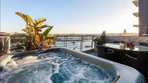 Sliema Apartamento | Jacuzzi Luxury Seafront Sliema