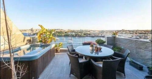 Sliema Apartamento | Jacuzzi Luxury Seafront Sliema