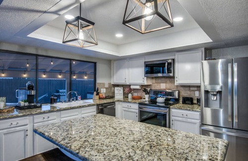 The Colony Casa | Jacuzzi & Pool House w/Game Room + Fire table near Grandscape