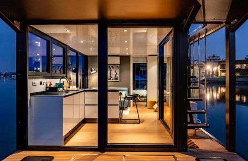 Villaggi Alquiler De Eote | Jacuzzi & relax on greyhouseboat