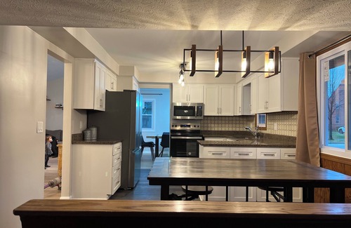 University Heights Casa | Jacuzzi! Spacious 4-bedroom 3-full Bath house with WiFi and AC near Beachwood