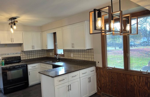 University Heights Casa | Jacuzzi! Spacious 4-bedroom 3-full Bath house with WiFi and AC near Beachwood