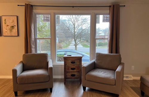 University Heights Casa | Jacuzzi! Spacious 4-bedroom 3-full Bath house with WiFi and AC near Beachwood