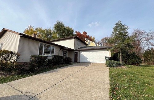 University Heights Casa | Jacuzzi! Spacious 4-bedroom 3-full Bath house with WiFi and AC near Beachwood