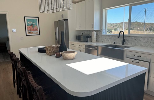 Thousand Oaks Cabaña | Jacuzzi View Luxury Guest Cottage. Available for Extended Stays at a discount.