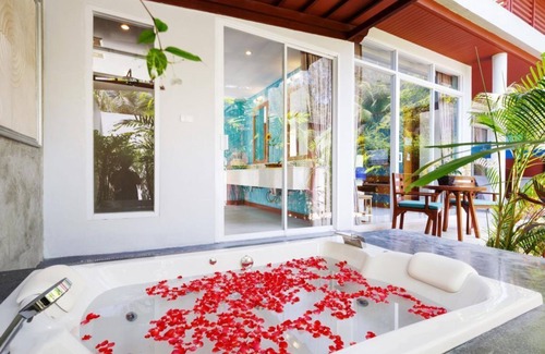Khao Lak Villa | Jacuzzi Villa en Khao Lak con un romántico Jacuzzi al aire libre JV # 10