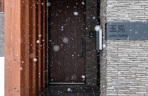 Hirafu Casa | Jade Rabbit