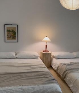 Suwon Apartamento | JAJA Haenggung, SuwonㅣNext to Hwaseong FortressㅣCozy Korean VibeㅣComfortable & Well-keptㅣUp to 8 guestsㅣFree Parkingㅣ2-night minimumㅣLoved by many guests