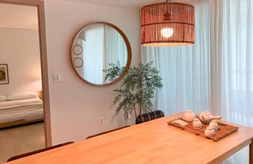 Suwon Apartamento | JAJA Haenggung, SuwonㅣNext to Hwaseong FortressㅣCozy Korean VibeㅣComfortable & Well-keptㅣUp to 8 guestsㅣFree Parkingㅣ2-night minimumㅣLoved by many guests