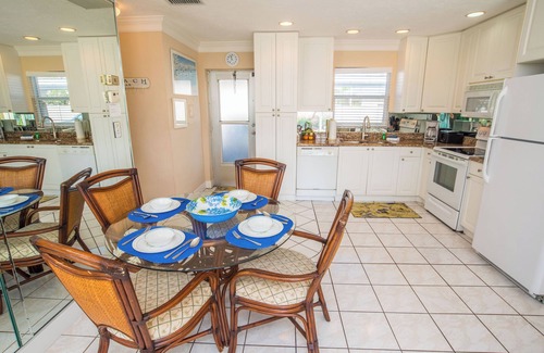 Siesta Key Villa | Renovated 1 Bed / 1 Bath Condo on Siesta Beach!