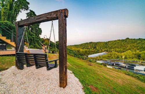 Daniels Hill Casa | James Station Train Caboose with River Views