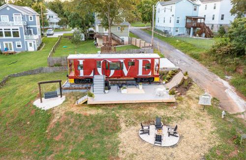 Daniels Hill Casa | James Station Train Caboose with River Views