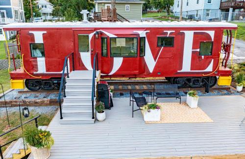 Daniels Hill Casa | James Station Train Caboose with River Views