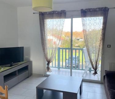 Salies-de-Bearn Apartamento | JASMIN- Appartement T3 lumineux très bien équipé avec balcon