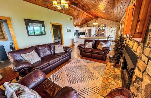 West Jefferson Cabina | Your Perfect Cabin Stay at Jasmine Heights Is Just a Click Away!