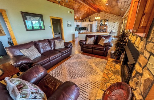 West Jefferson Cabina | Your Perfect Cabin Stay at Jasmine Heights Is Just a Click Away!