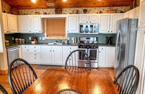 West Jefferson Cabina | Your Perfect Cabin Stay at Jasmine Heights Is Just a Click Away!