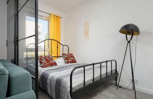Lesznowola Apartamento | Jasny Apartament z Ogrodem i Parkingiem na Przedmieściach Warszawy by Noclegi Renters