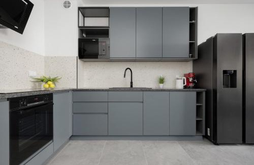 Lesznowola Apartamento | Jasny Apartament z Ogrodem i Parkingiem na Przedmieściach Warszawy by Noclegi Renters