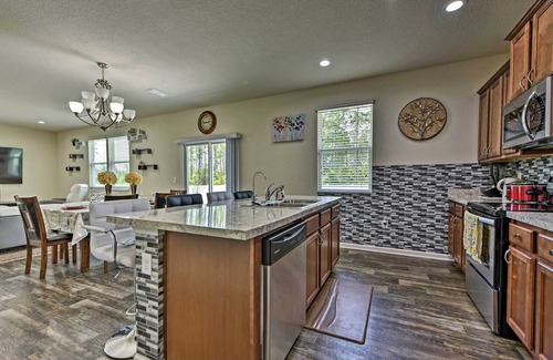 Westside Casa | Jax Home w/ Yard - 10 Mi to Adventure Landing!