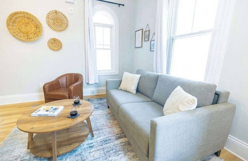 Federal Hill Apartamento | Jennifer's Comfy & Stylish Broadway Escape