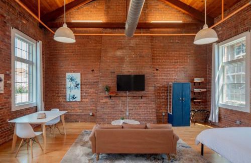 College Hill Apartamento | Jennifer's Historic Brick Riverfront Loft Apartment