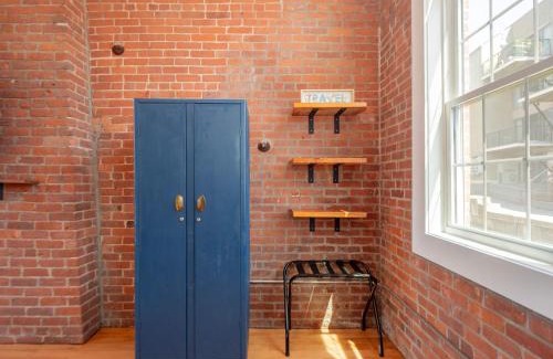 College Hill Apartamento | Jennifer's Historic Brick Riverfront Loft Apartment